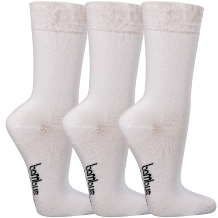 Et sæt af 3 hvide bambus strømper