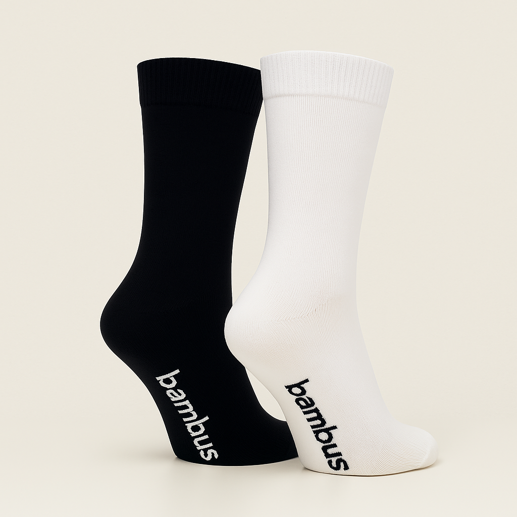 Person, der tager åndbare bambusstrømper på for at undgå sure tæer