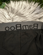 Bagsiden af bambus underbukser med vrangen ud af