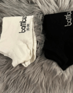 1 par hvide og sorte bambus ankelstrømper