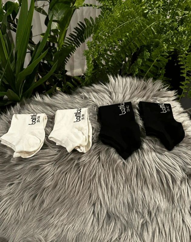 2 par hvide og 2 par sorte bambus ankelstrømper